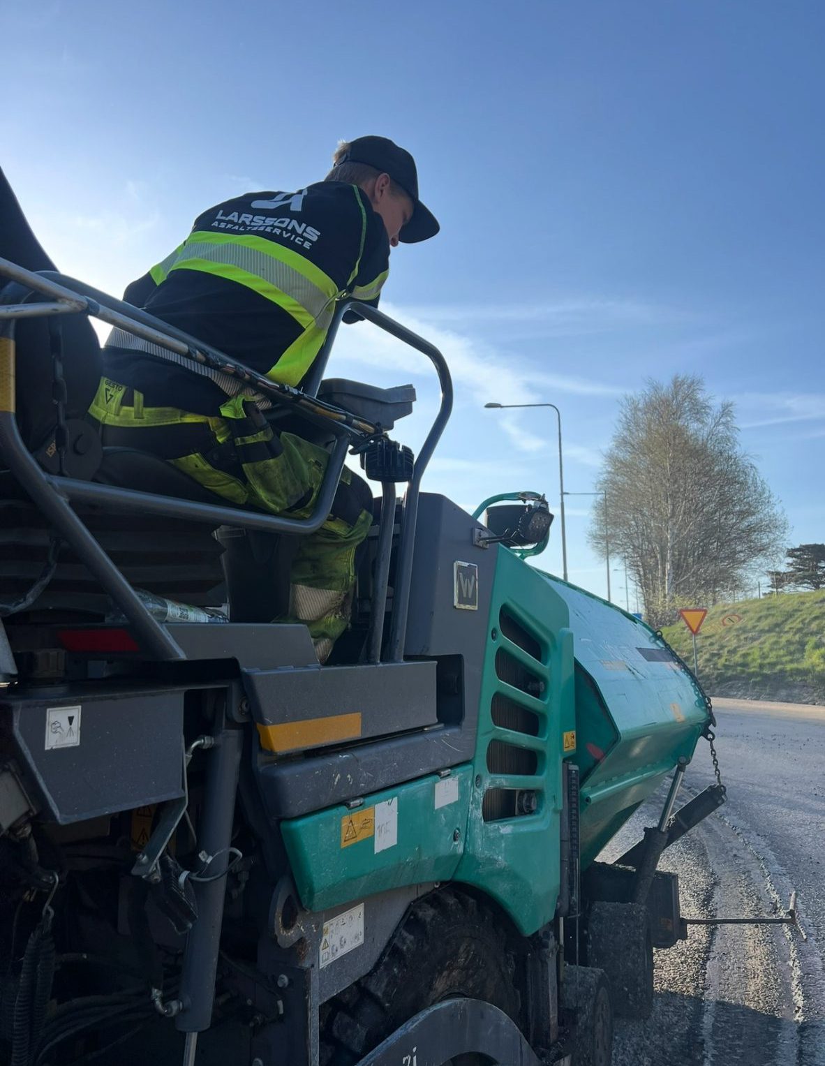 Anläggare från Larssons Asfalt kör asfaltutläggaren under ett vägjobb