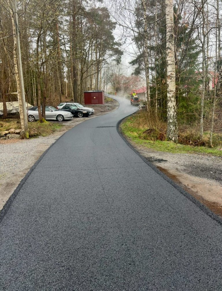 Nyasfalterad gång- och cykelväg genom skog