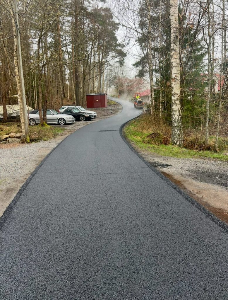Nyasfalterad gång- och cykelväg genom skog