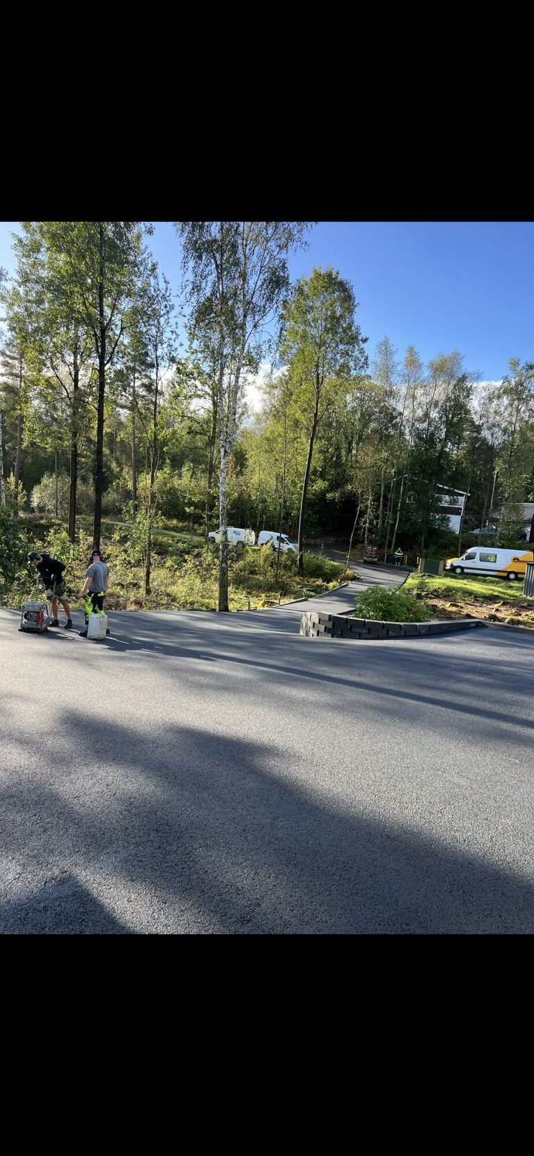Nyasfalterad gata i bostadsområde
