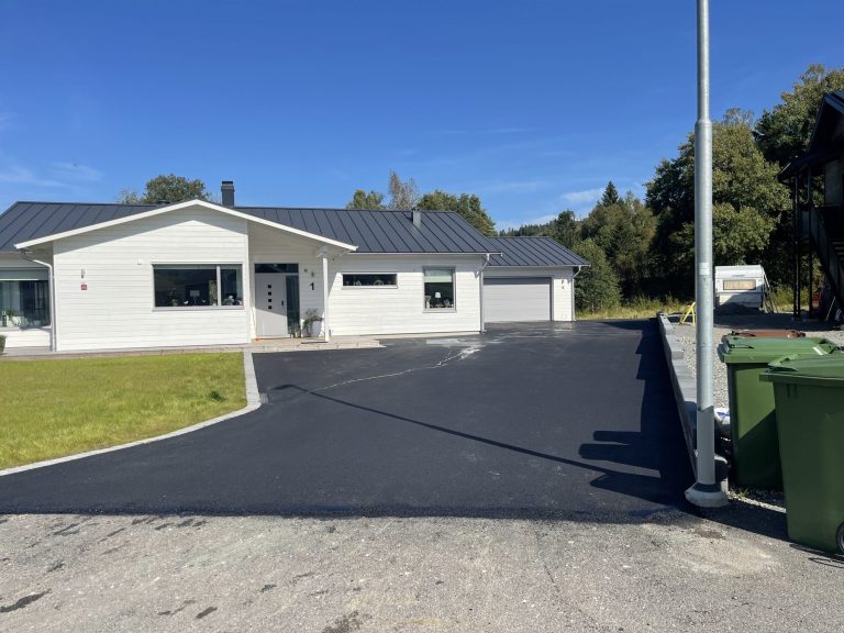 Nyasfalterad garageuppfart vid modern villa