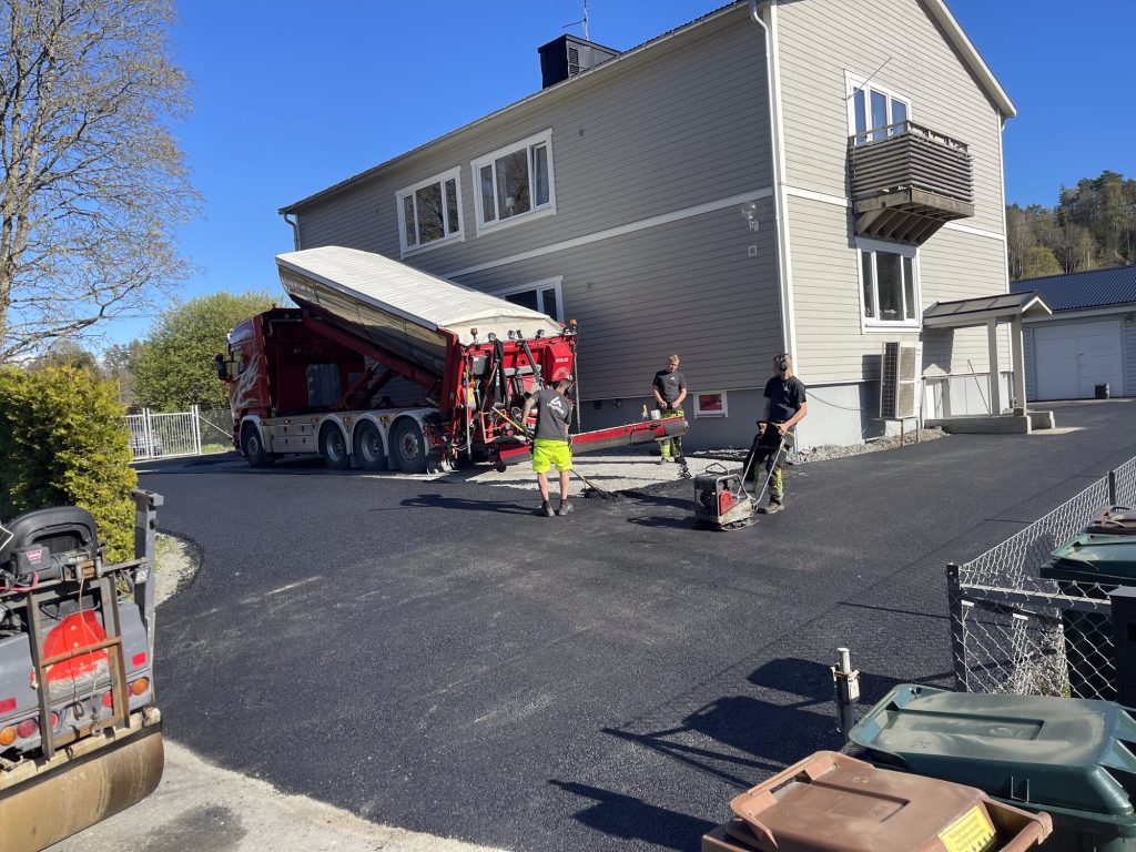 Asfaltering av parkering vid flerbostadshus