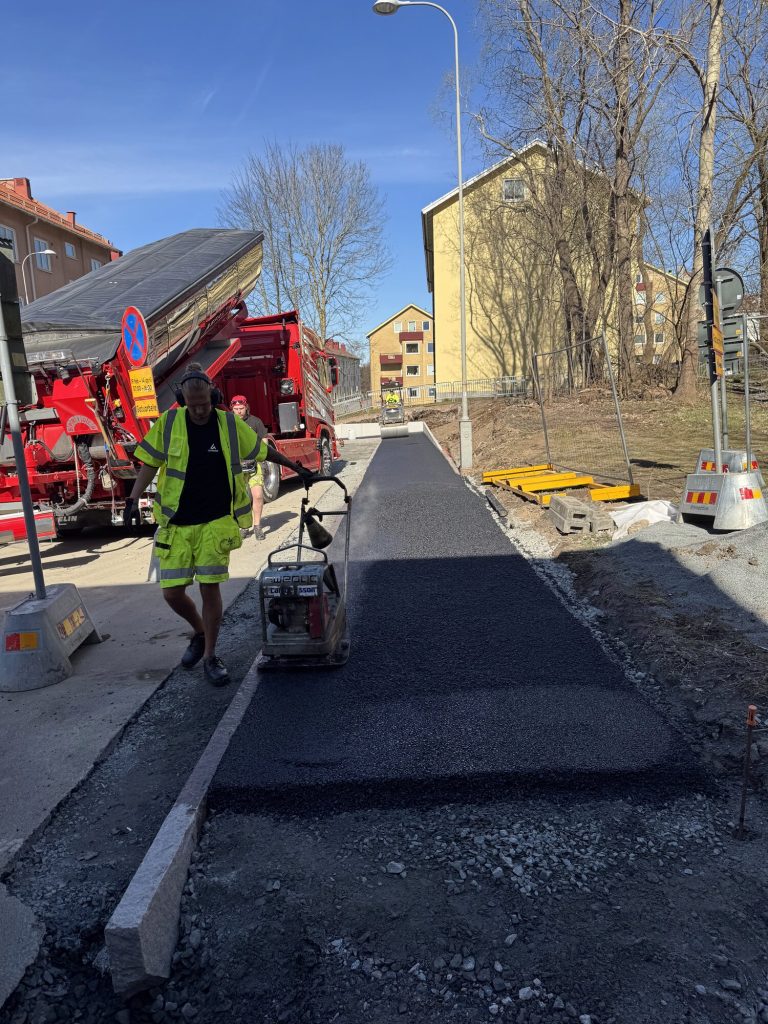 Nyasfalterat gångstråk och yta vid bostadsrättsförening