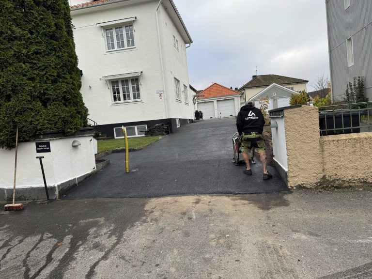 Nyasfalterad villauppfart mellan två bostadshus