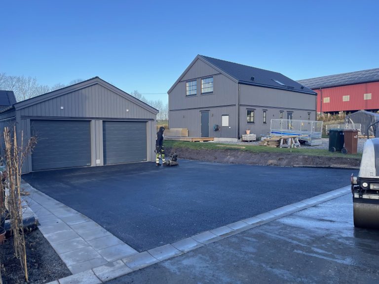 Asfalterade uppfarter framför moderna villor